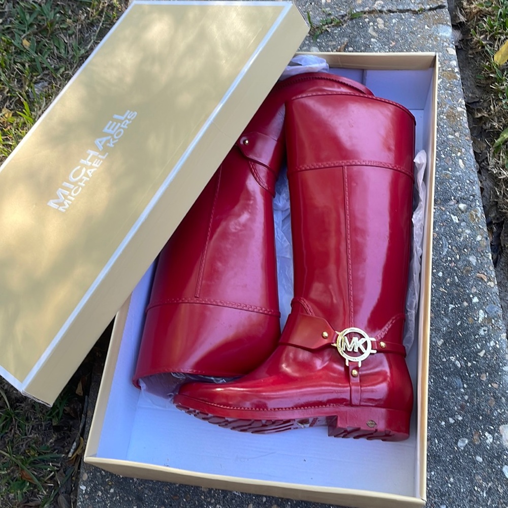 Red knee high rain boots. In great shape only worn 1 or twice.